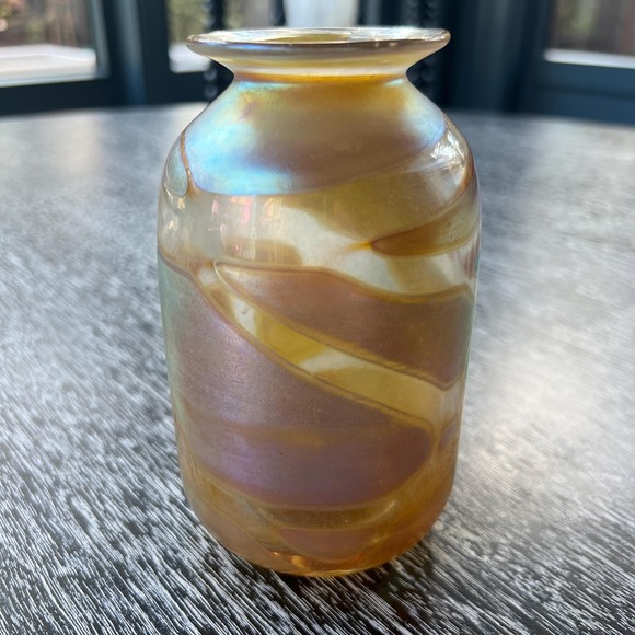 Hand blown iridescent vase - Picture 2 of 7